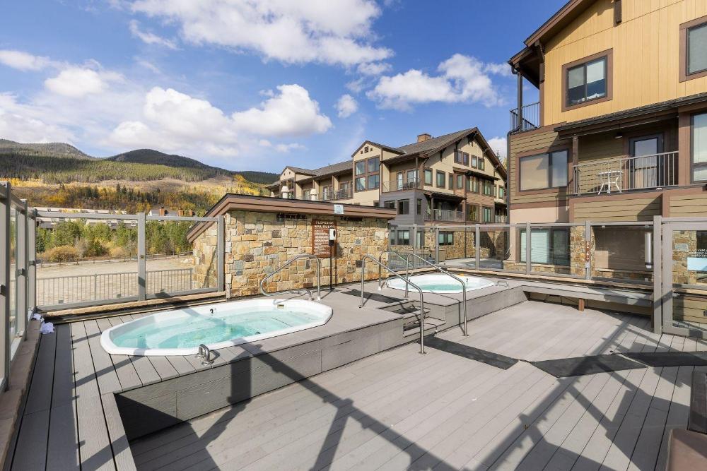 2754 Slopeside condo